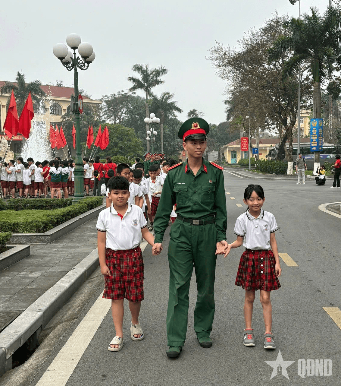 Tham quan, học tập truyền thống tại Học viện Hậu cần