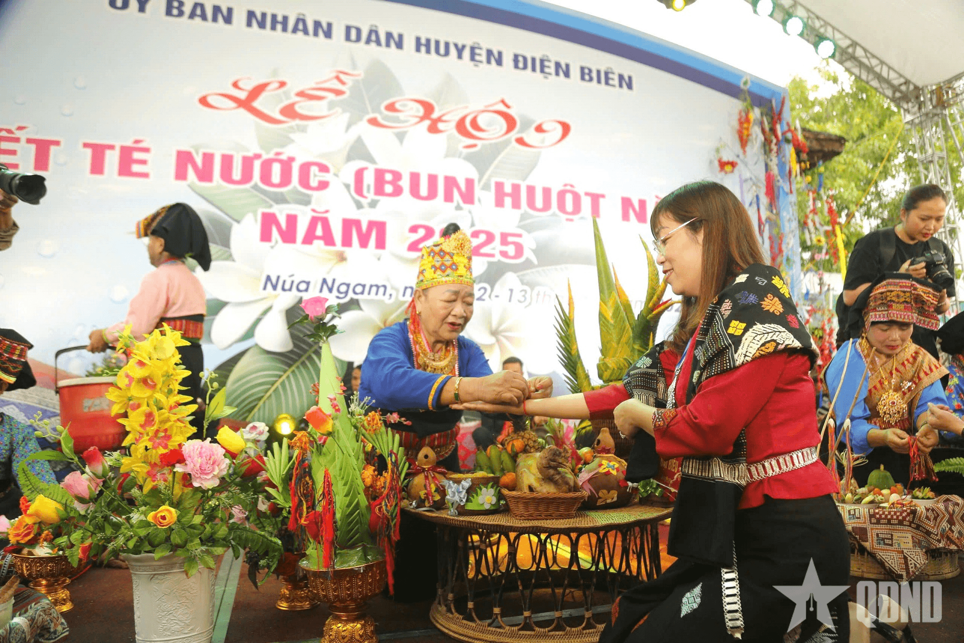 Tưng bừng Tết Té nước của dân tộc Lào ở Điện Biên