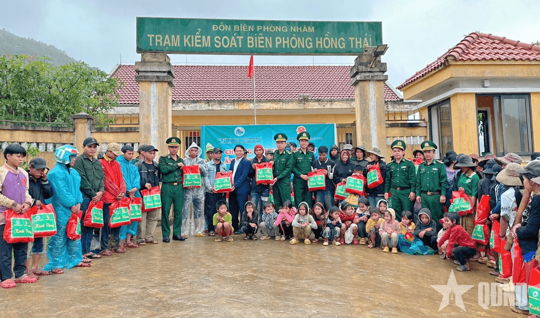 Tặng quà, chúc Tết Bunpimay chính quyền và nhân dân bản Sê Sáp (Lào)