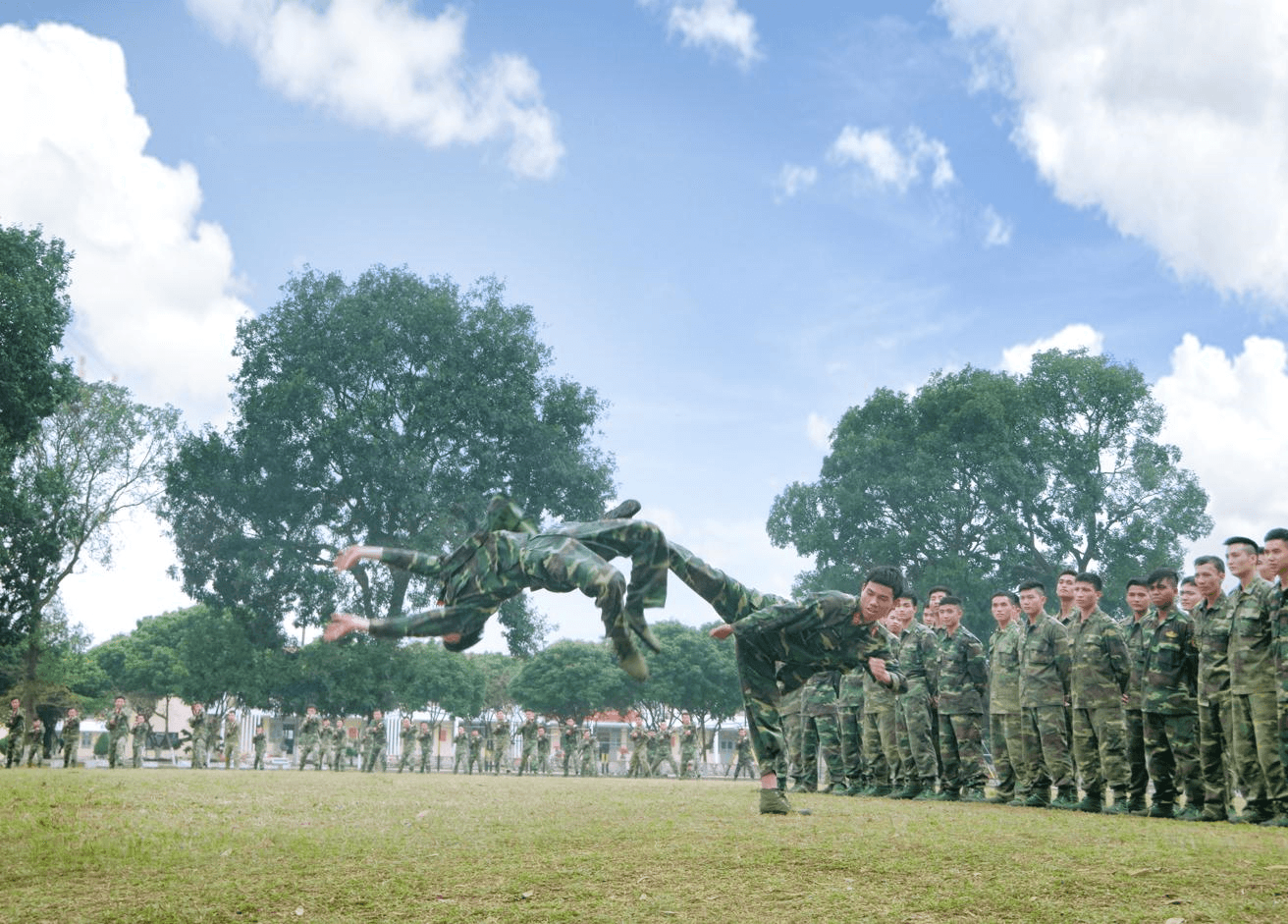 Nhà trường "phải đi trước đơn vị"