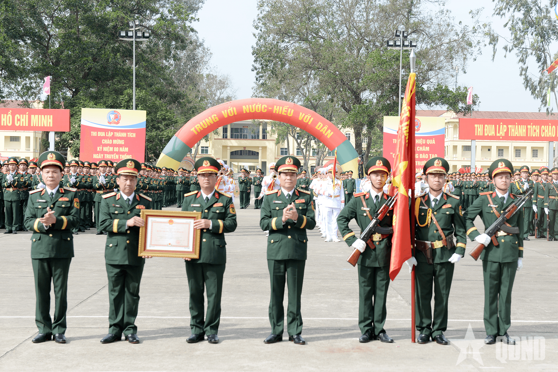 Trường Sĩ quan Lục quân 1 đón nhận Huân chương Bảo vệ Tổ quốc hạng Nhất