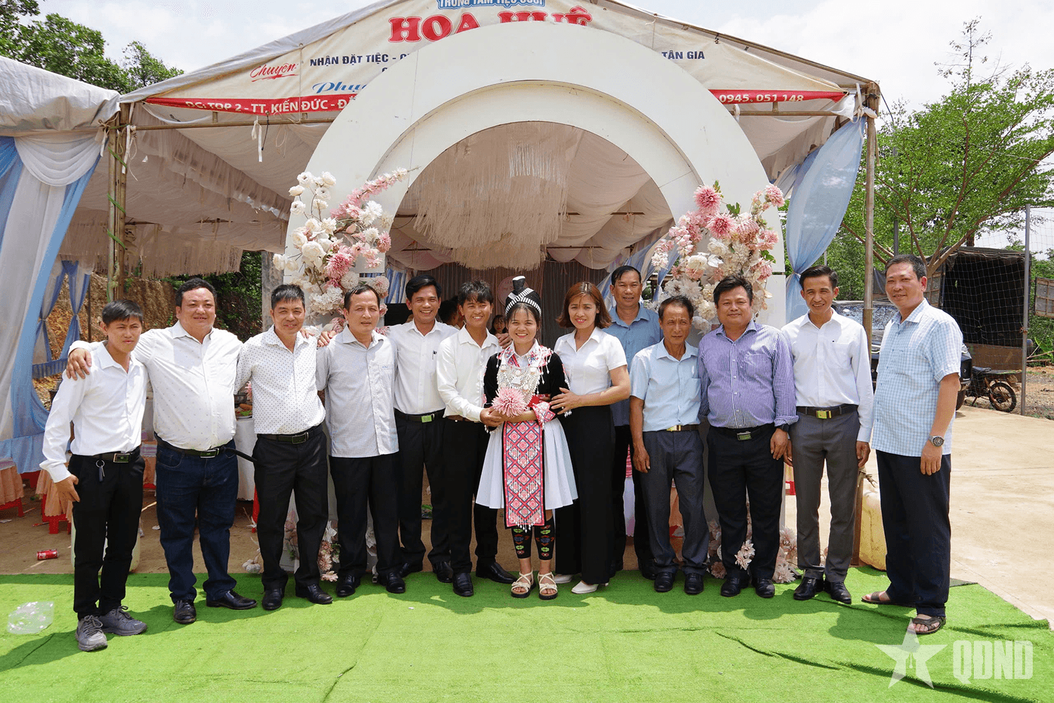 Thiệp hồng đóng dấu đỏ