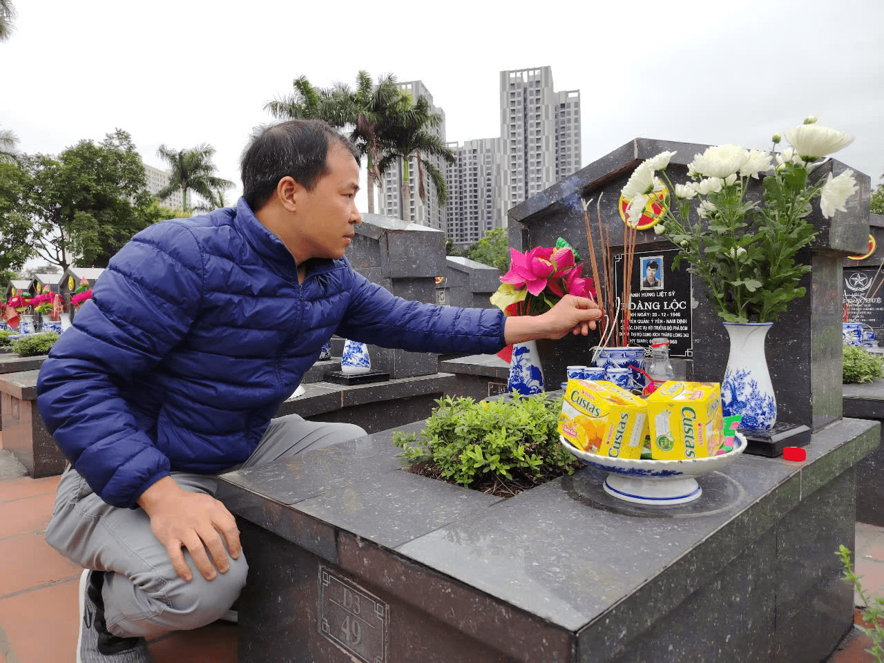"Cho tôi hôn cờ Đảng lần cuối!"