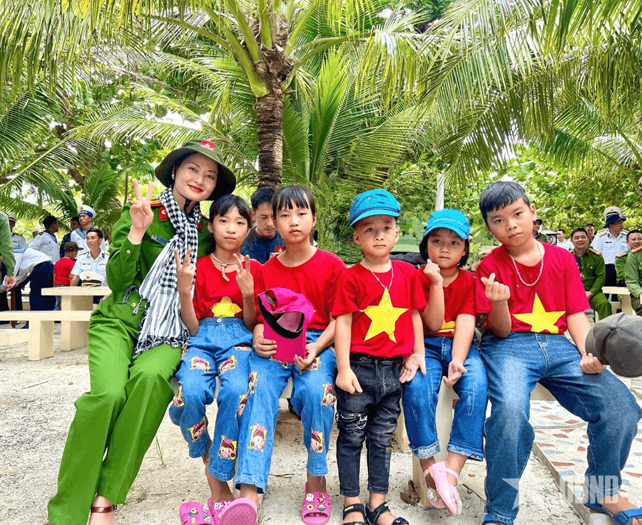 Giữa mênh mông biển trời Tổ quốc