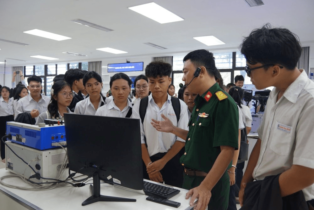 Hơn 600 giáo viên, học sinh các trường tham quan, trải nghiệm tại Trường Sĩ quan Thông tin