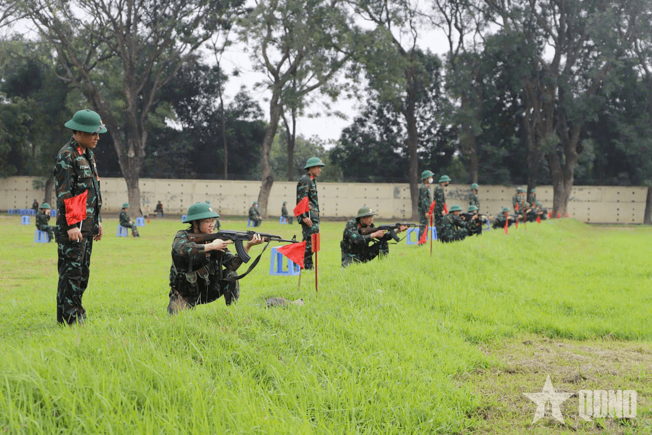 Học viện Chính trị kiểm tra bắn đạn thật cho các đối tượng