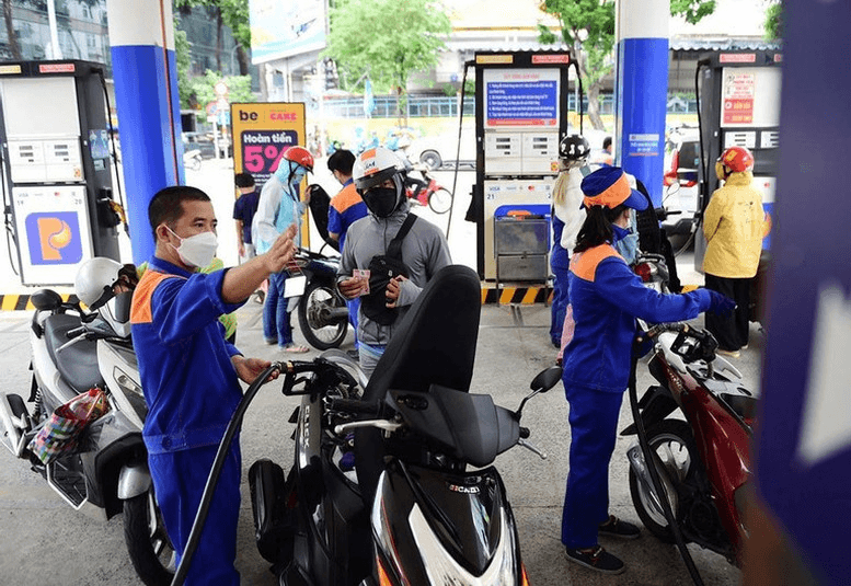 Từ chiều nay (24-4), giá xăng dầu đồng loạt tăng