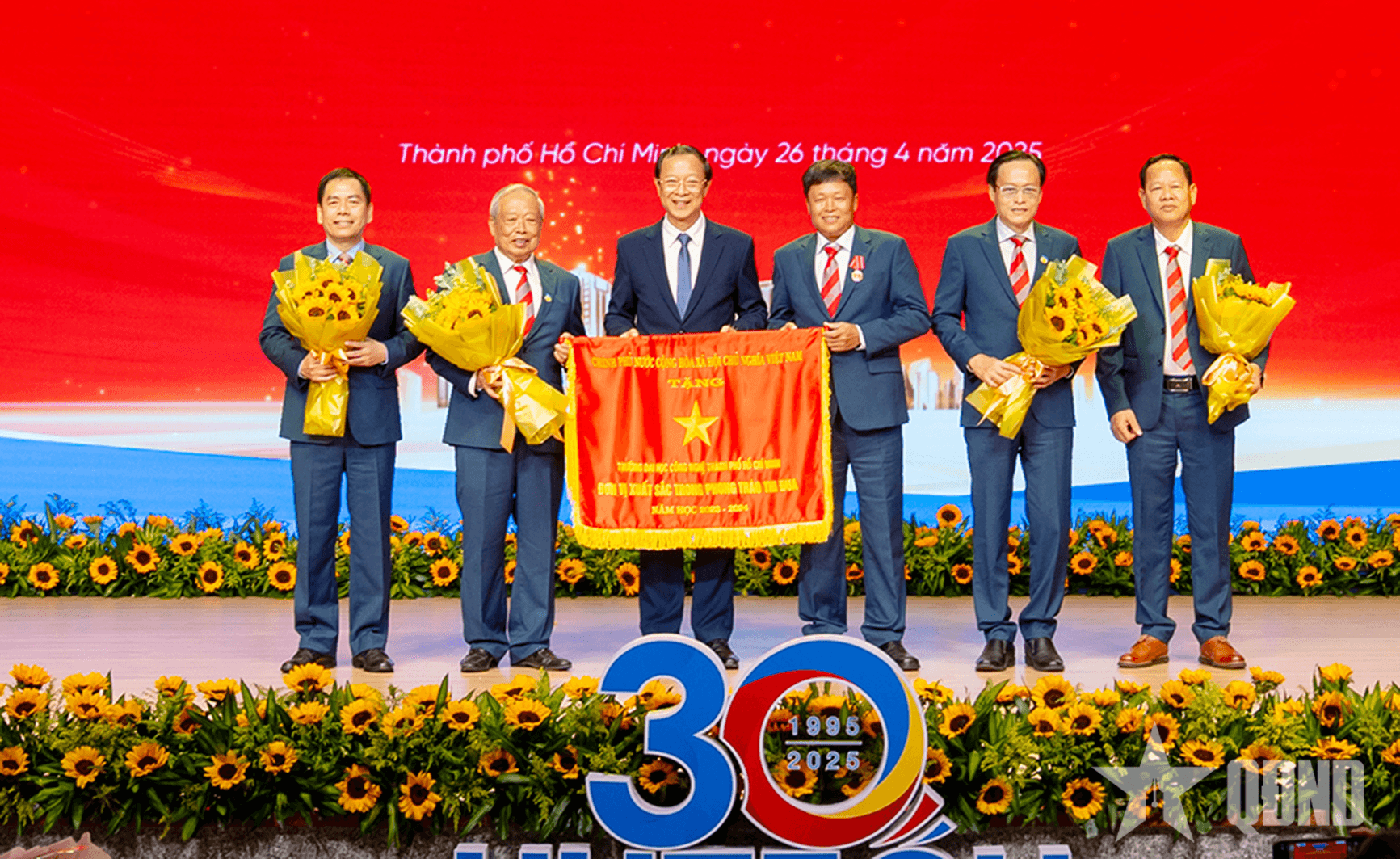 Trường Đại học Công nghệ TP Hồ Chí Minh đón nhận Cờ thi đua của Chính phủ