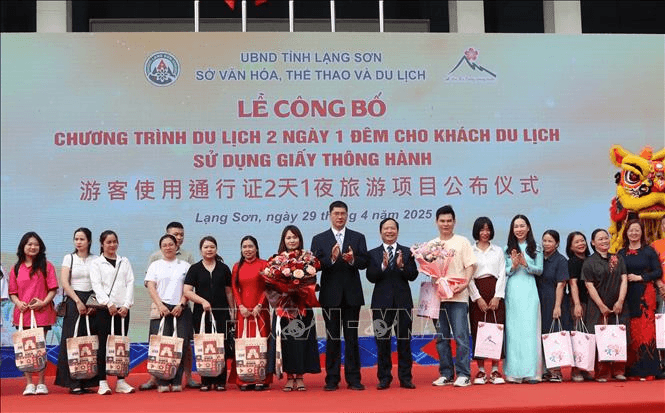 Ra mắt sản phẩm du lịch mới sử dụng giấy thông hành giữa Việt Nam - Trung Quốc