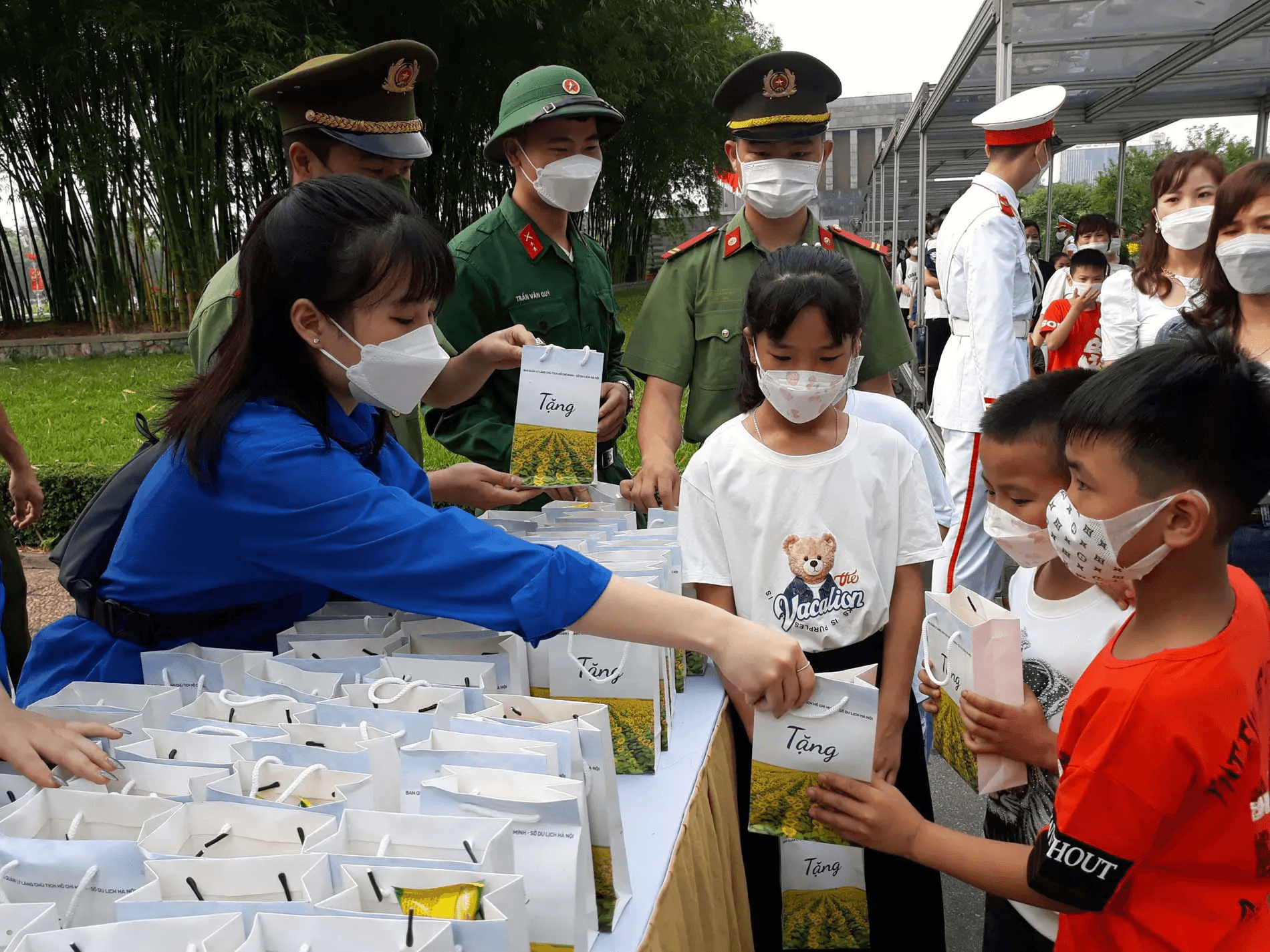 Hà Nội dành 50.000 suất quà tặng du khách, nhân dân viếng Lăng Bác