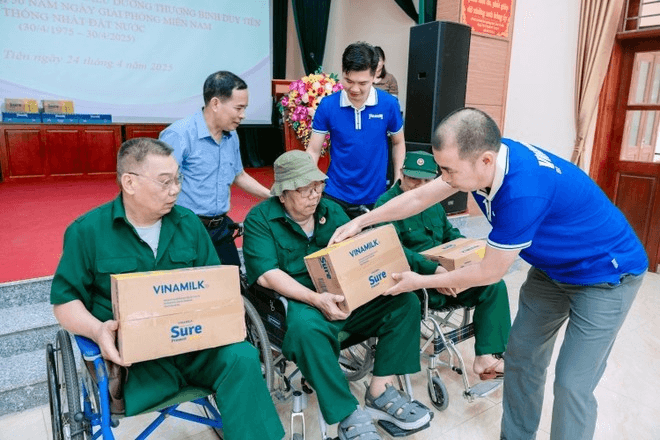 Vinamilk trao quà, thăm hỏi hơn 650 thương, bệnh binh