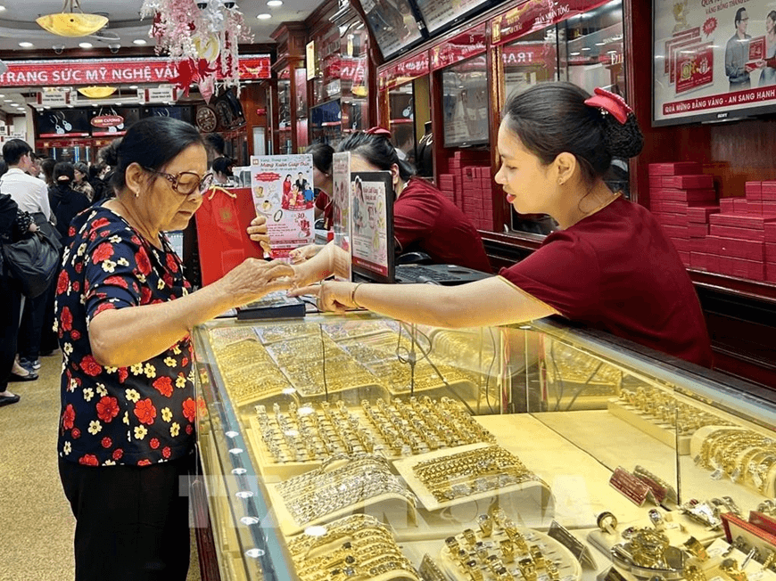 Giá vàng chiều nay (3-5): Neo ở mức cao