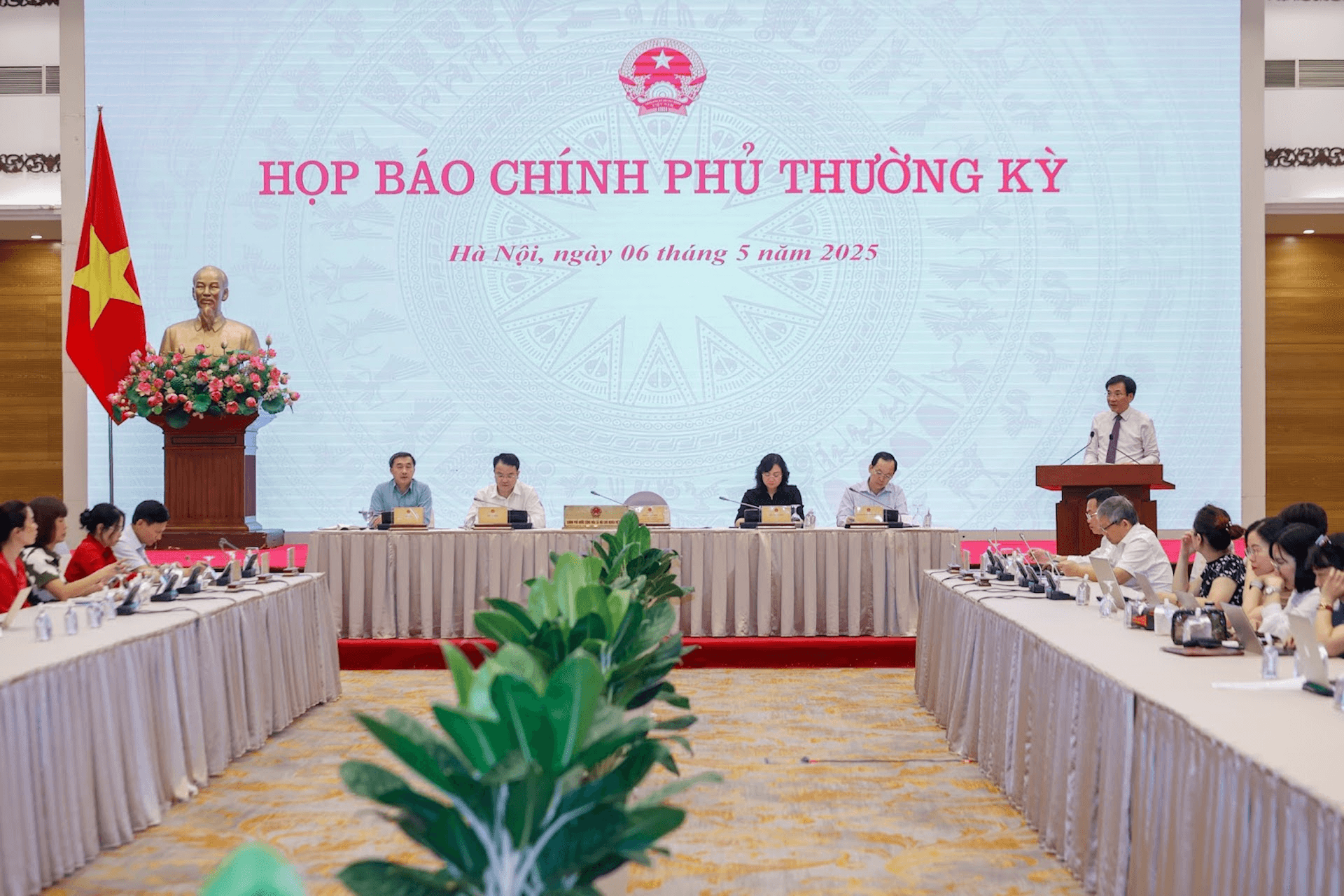 Họp báo Chính phủ: Tổng kim ngạch xuất, nhập khẩu tháng 4 của Việt Nam tăng hơn 21%