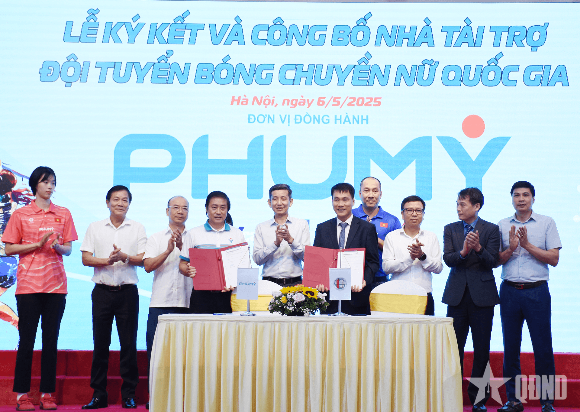 Đội tuyển bóng chuyền nữ Việt Nam lần đầu nhận tài trợ