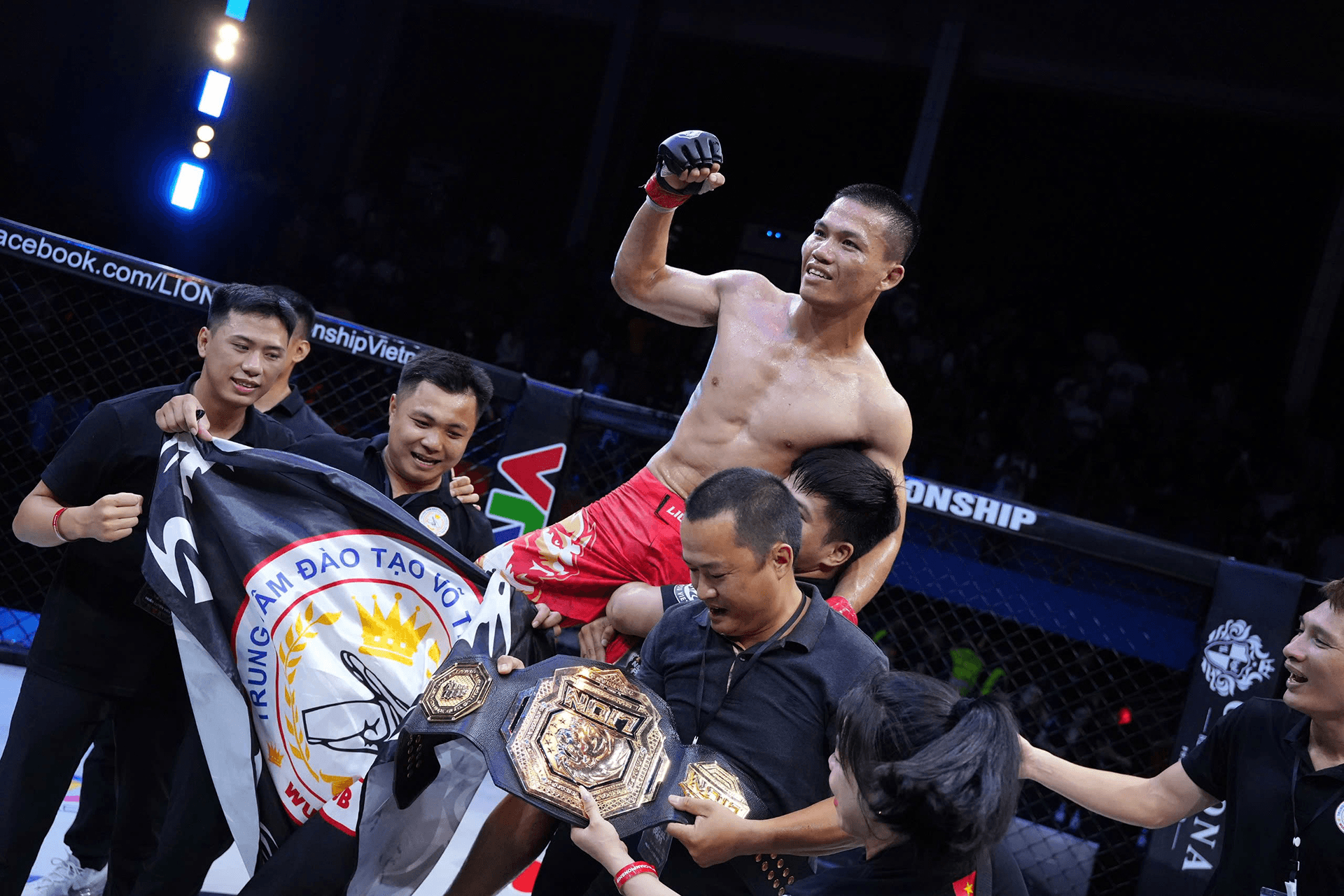 Đô vật Zakhar từng thách đấu cả làng vật Việt Nam đã bị hạ knock-out
