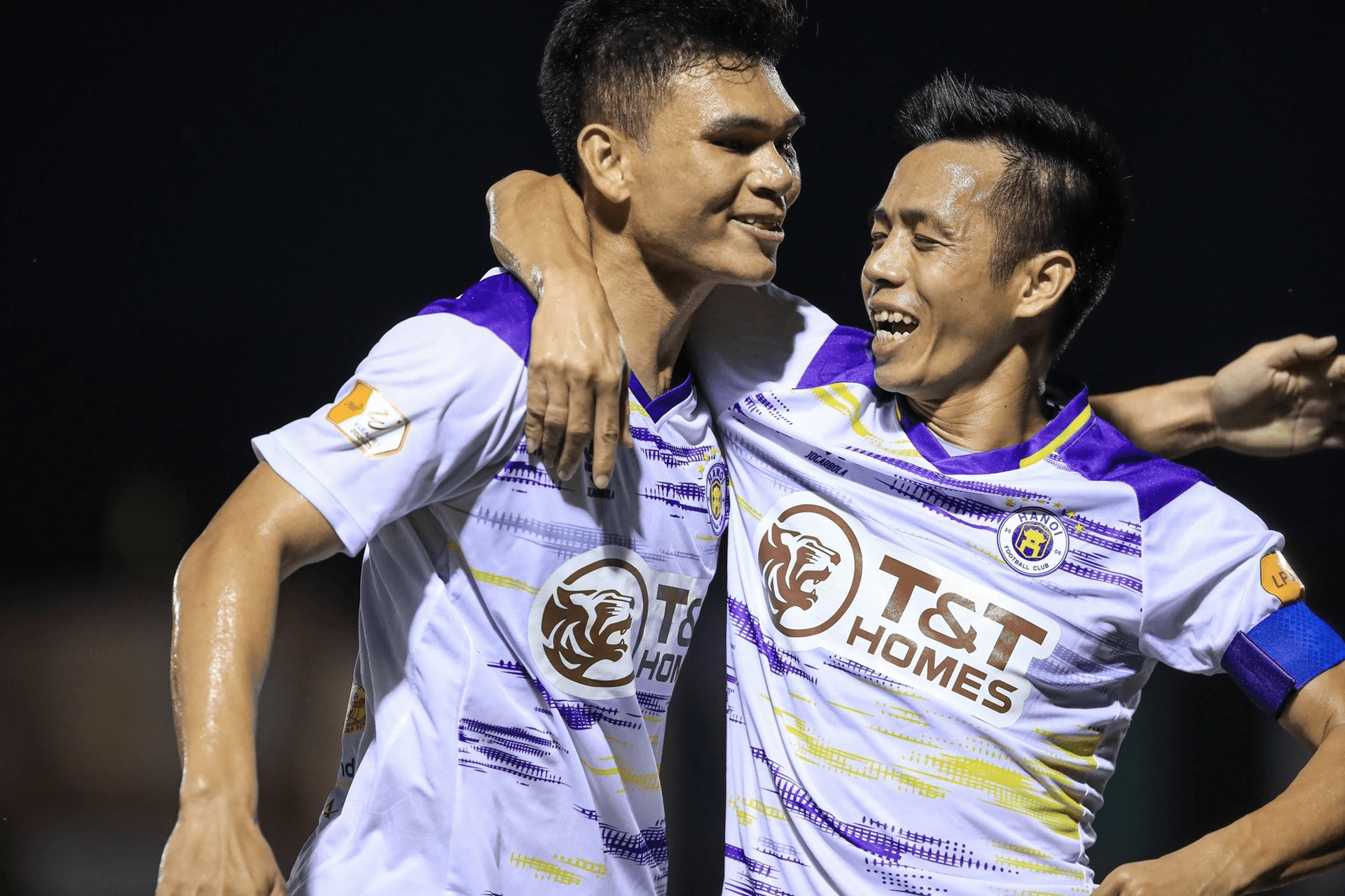 Hà Nội FC áp sát ngôi đầu V-League 2024-2025