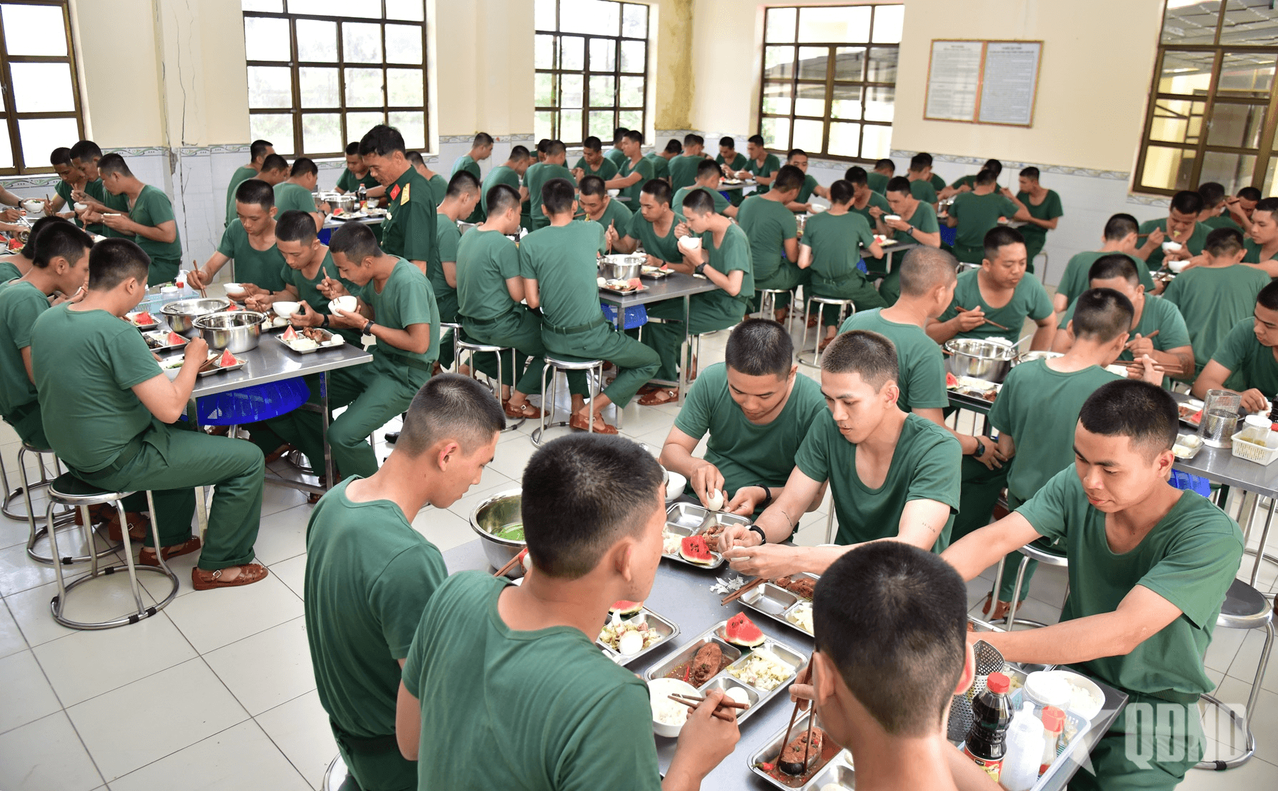 Bữa cơm chiến sĩ ấm tình đồng đội, đậm tình quê hương
