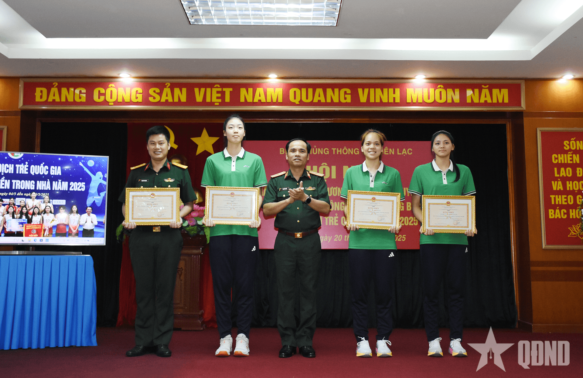 Tuyên dương CLB bóng chuyền nữ Thông tin vô địch giải trẻ quốc gia