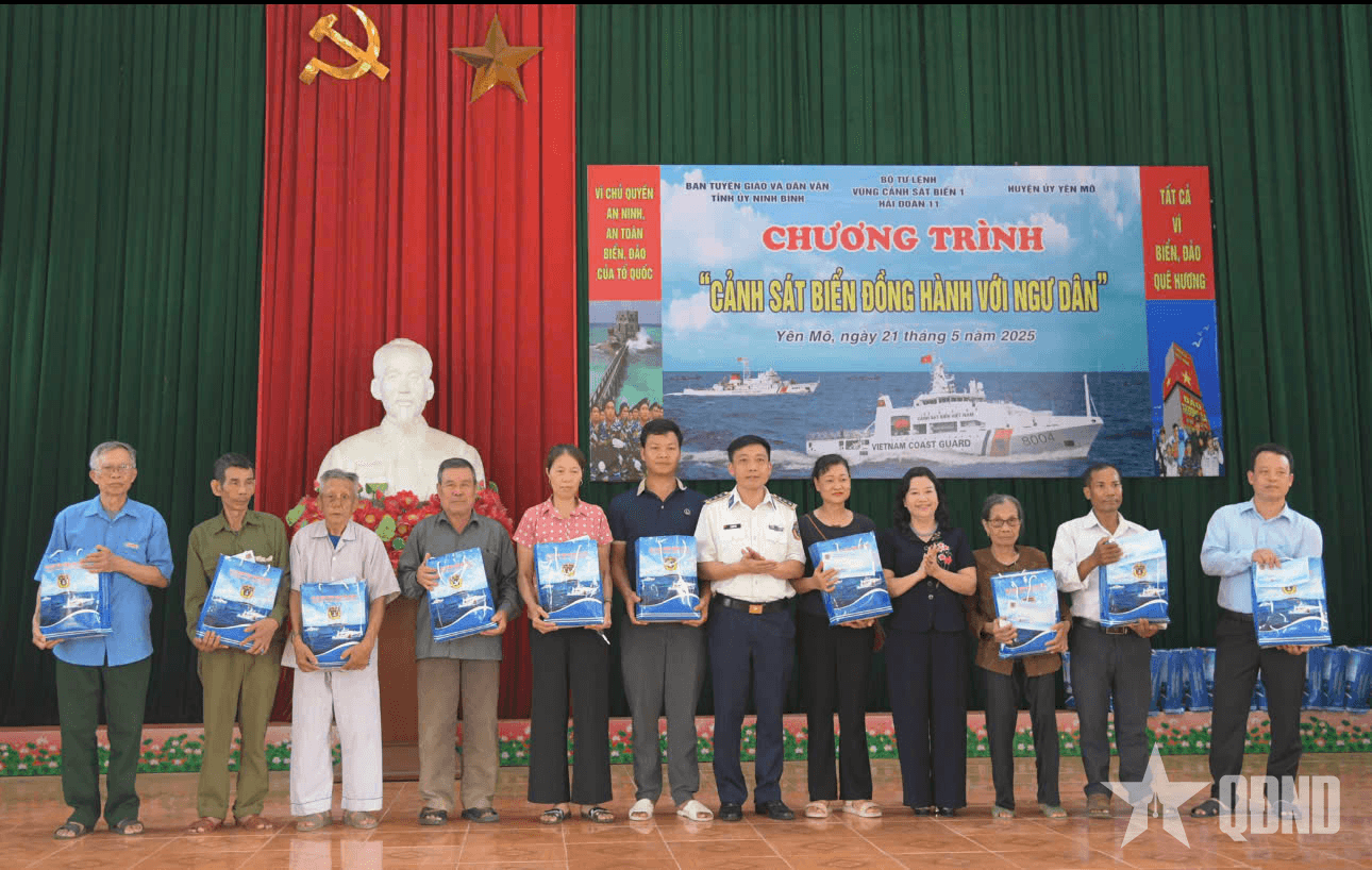 Hải đoàn 11 đồng hành với ngư dân huyện Yên Mô (tỉnh Ninh Bình)