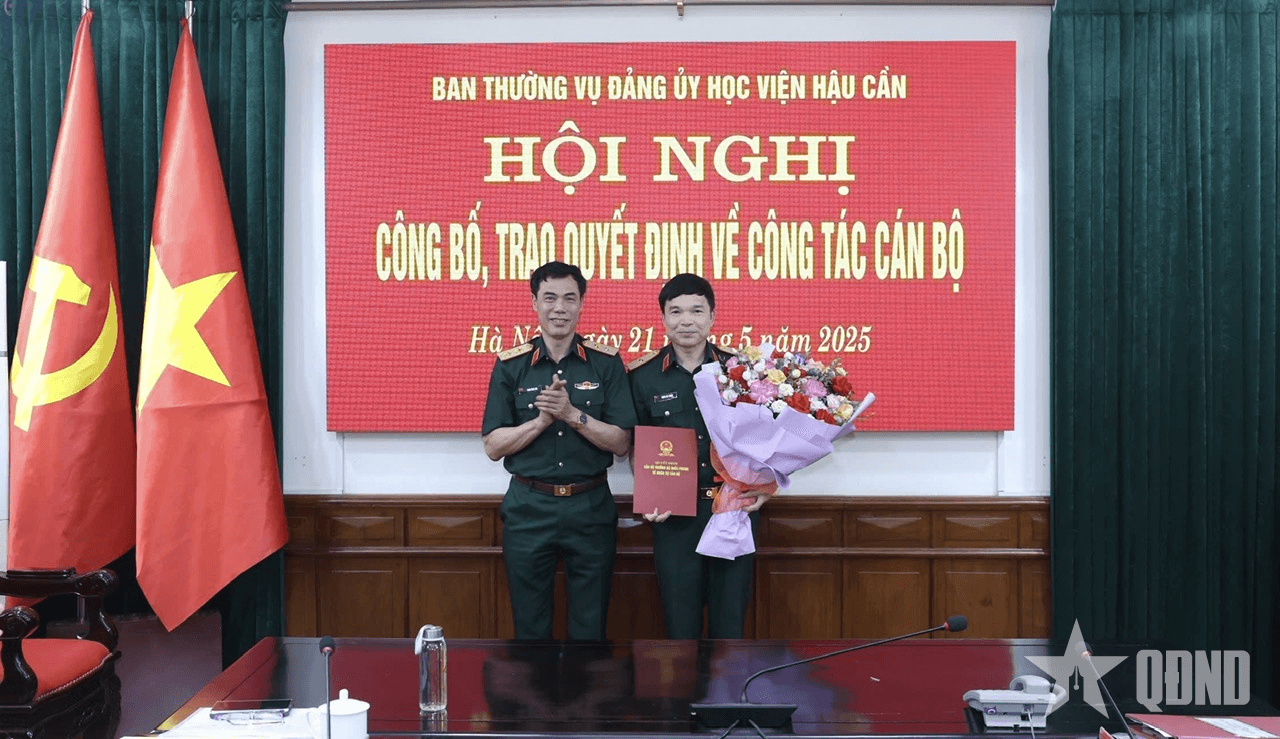 Học viện Hậu cần công bố, trao quyết định về công tác cán bộ