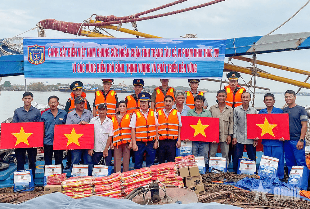 Vùng Cảnh sát biển 3 tuyên truyền pháp luật, tặng quà ngư dân tỉnh Bà Rịa-Vũng Tàu