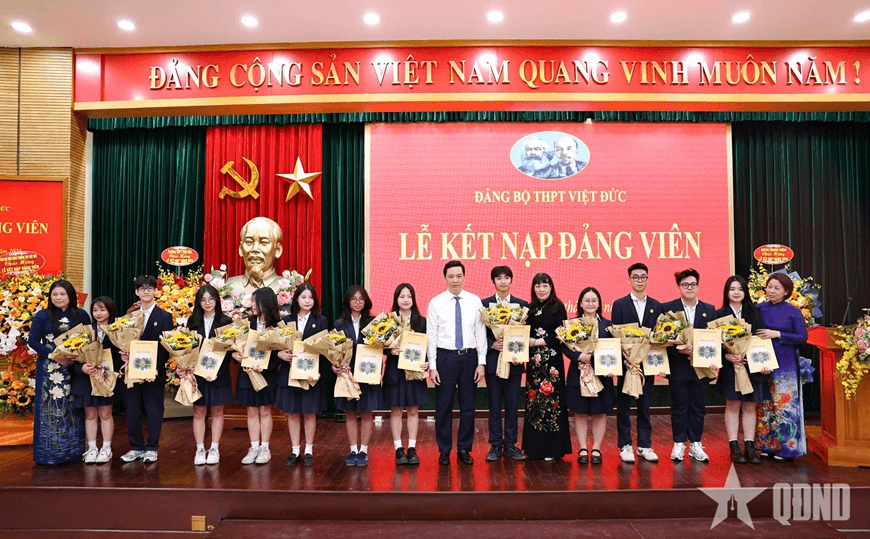 12 học sinh Trường THPT Việt Đức vinh dự đứng trong hàng ngũ Đảng