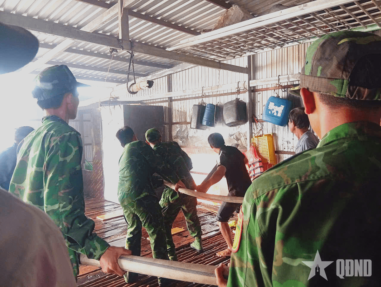 Cà Mau: Đồn Biên phòng Đất Mũi kịp thời hỗ trợ chữa cháy cơ sở bán xăng dầu