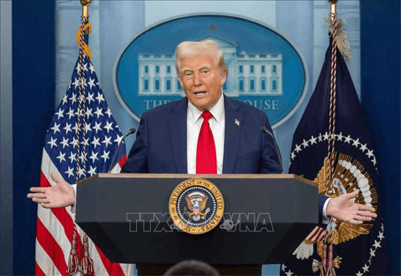 Cuộc gặp trực tiếp đầu tiên giữa Tổng thống D. Trump và Chủ tịch Fed