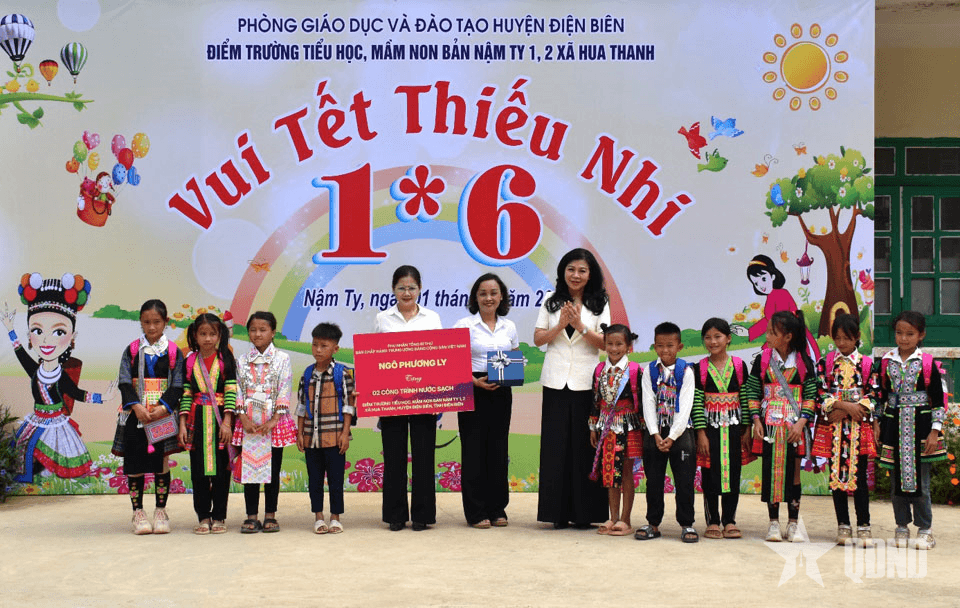 Phu nhân Ngô Phương Ly tặng quà trẻ em Điện Biên