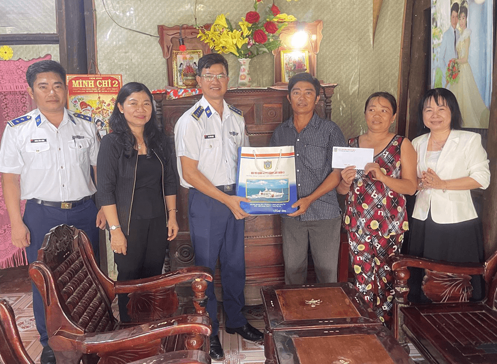 Giúp ngư dân Trà Vinh vươn khơi an toàn