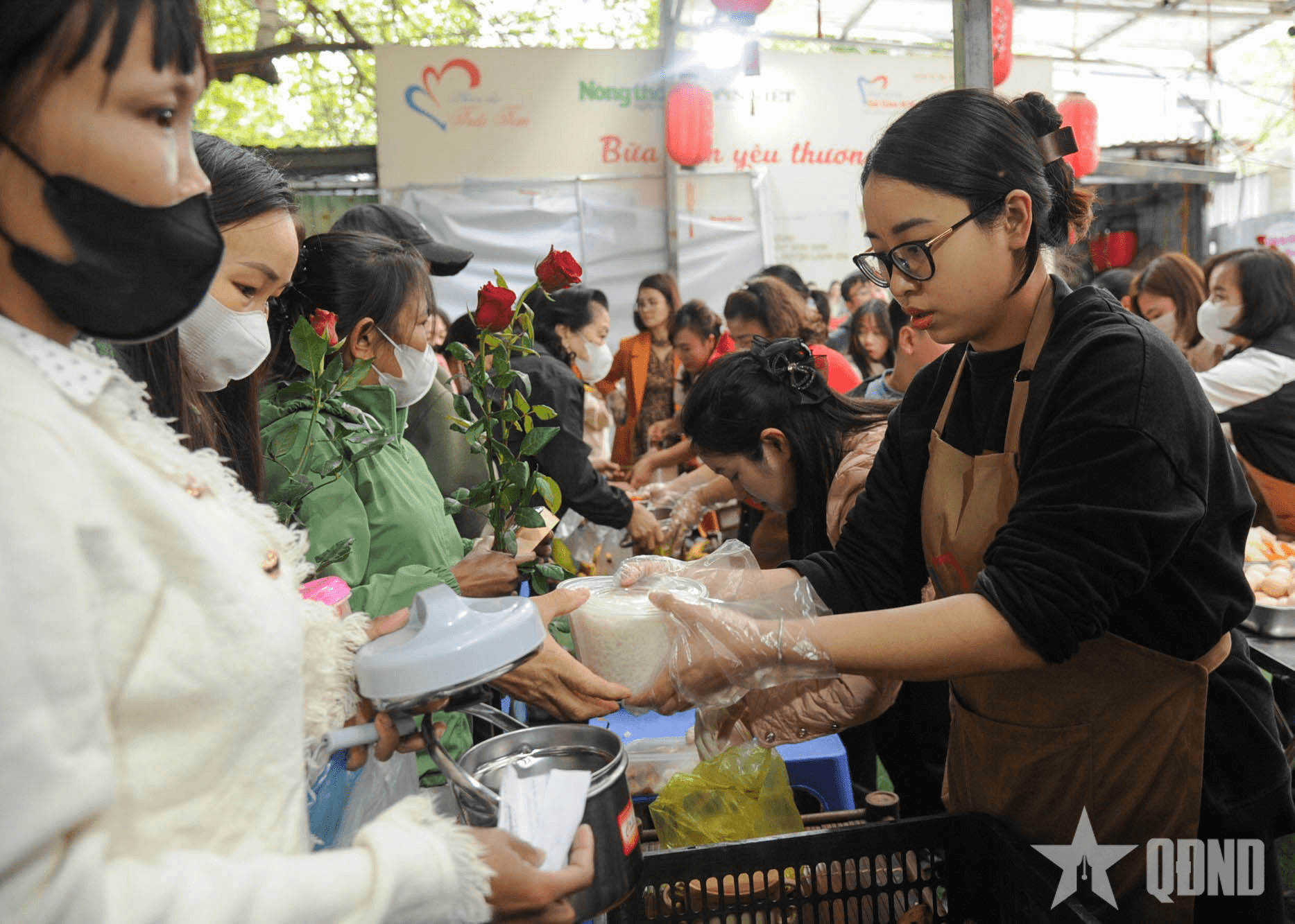 Tình người từ "Bữa cơm yêu thương"