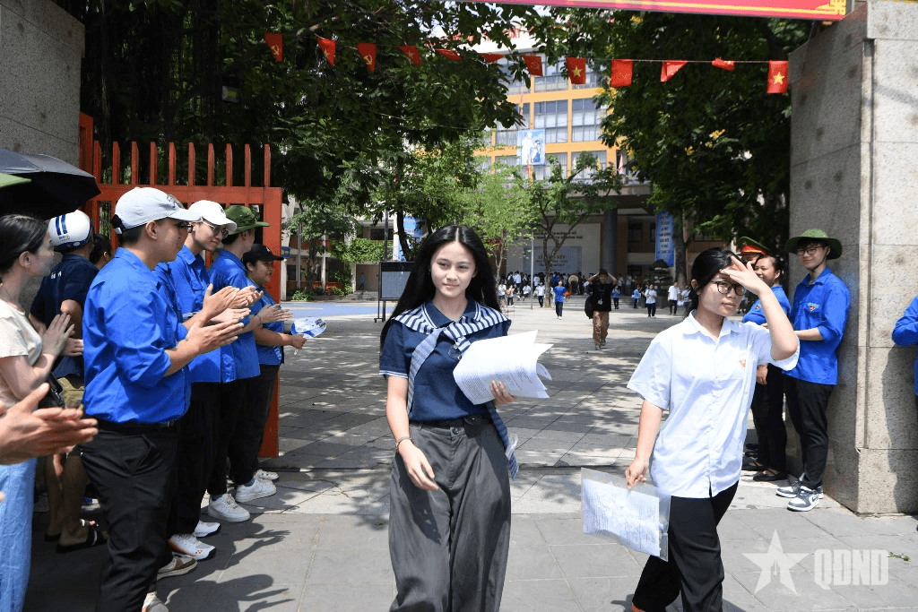 Thí sinh Hà Nội hoàn thành bài thi môn Toán - môn cuối cùng Kỳ thi tuyển sinh lớp 10
