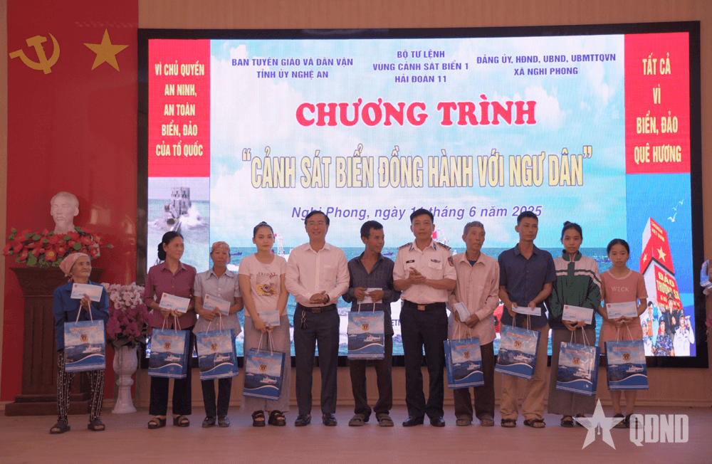 Hải đoàn 11 đồng hành với ngư dân TP Vinh (tỉnh Nghệ An)
