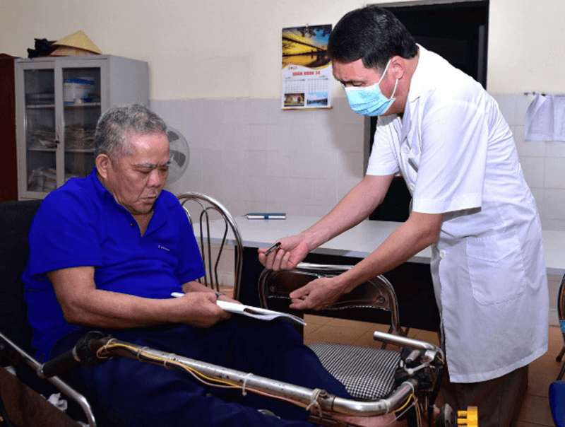 Tận tình chăm sóc thương binh