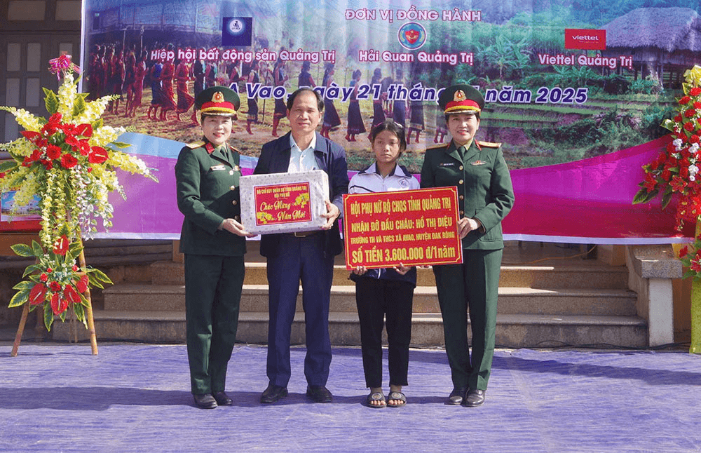 Vòng tay ấm thắp sáng tương lai