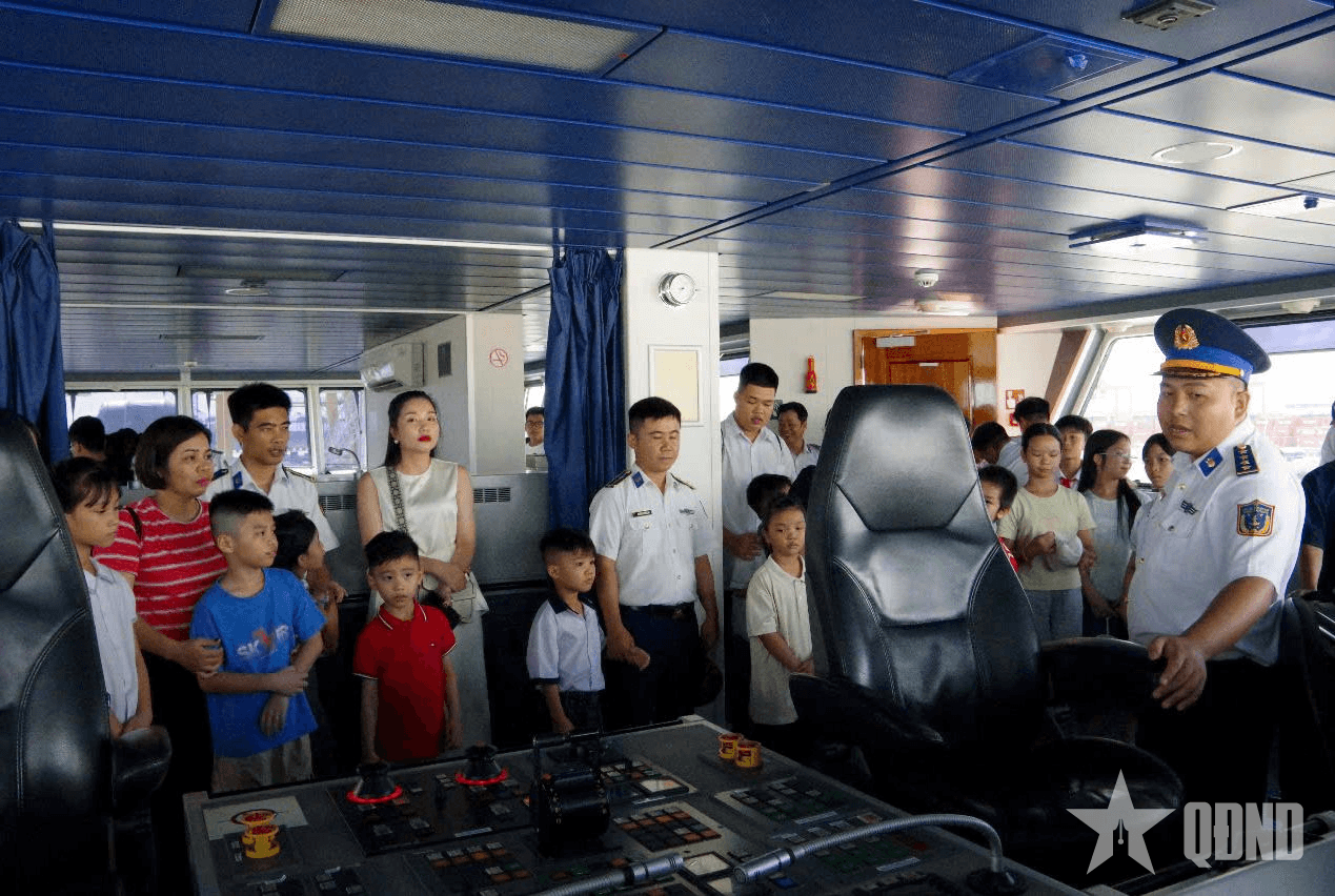 Hải đoàn 11 gặp mặt tuyên dương, tặng quà học sinh xuất sắc năm học 2024-2025