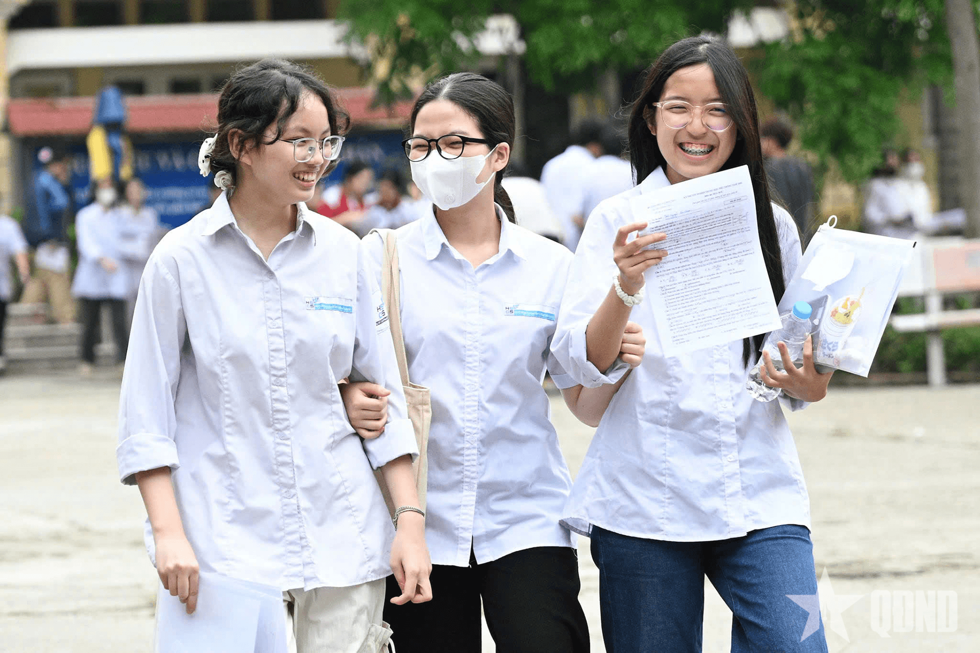 Nước mắt và nụ cười sau buổi thi cuối cùng của kỳ thi tốt nghiệp THPT 2025
