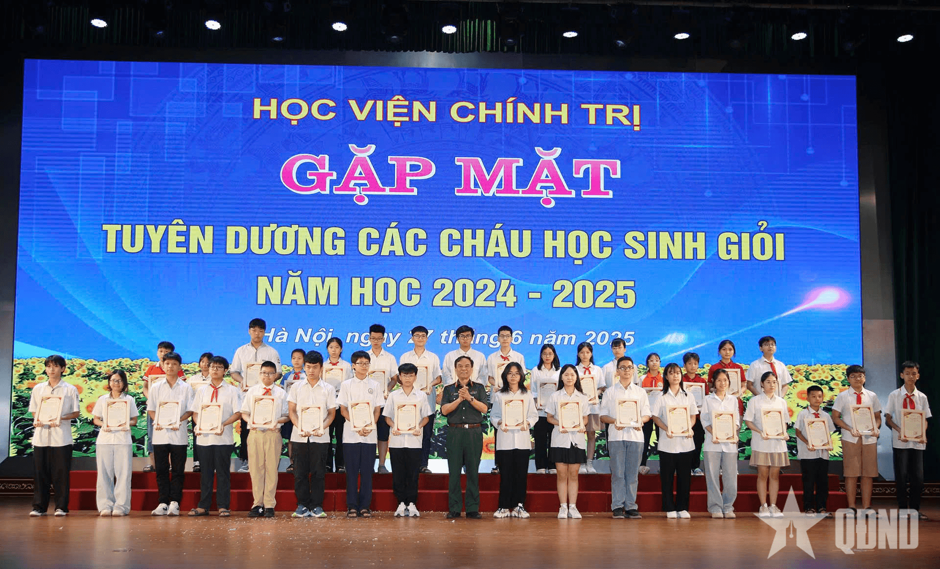 Học viện Chính trị gặp mặt, tuyên dương các cháu học sinh giỏi năm học 2024-2025