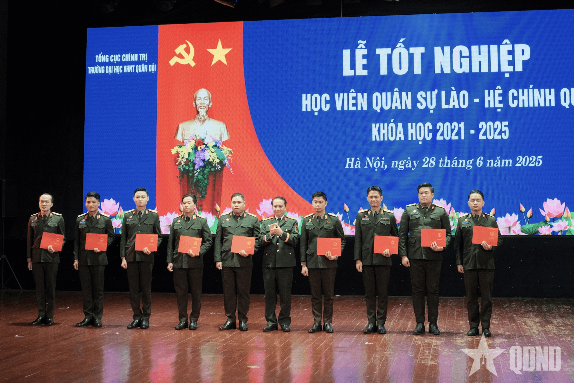 Trường Đại học Văn hóa Nghệ thuật Quân đội tổ chức lễ tốt nghiệp cho các học viên quân sự Lào