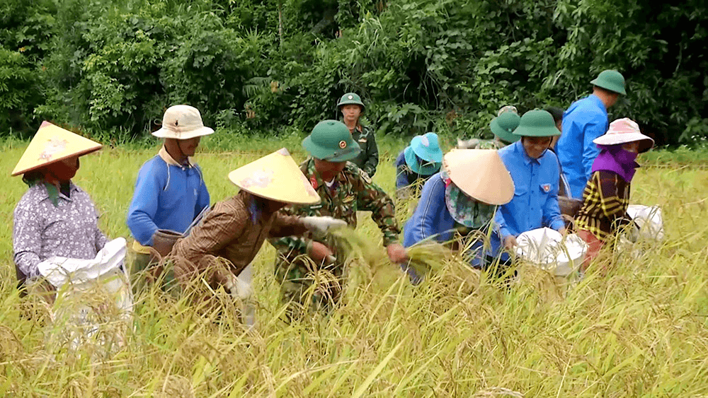 Cùng bà con xây đắp cuộc sống mới