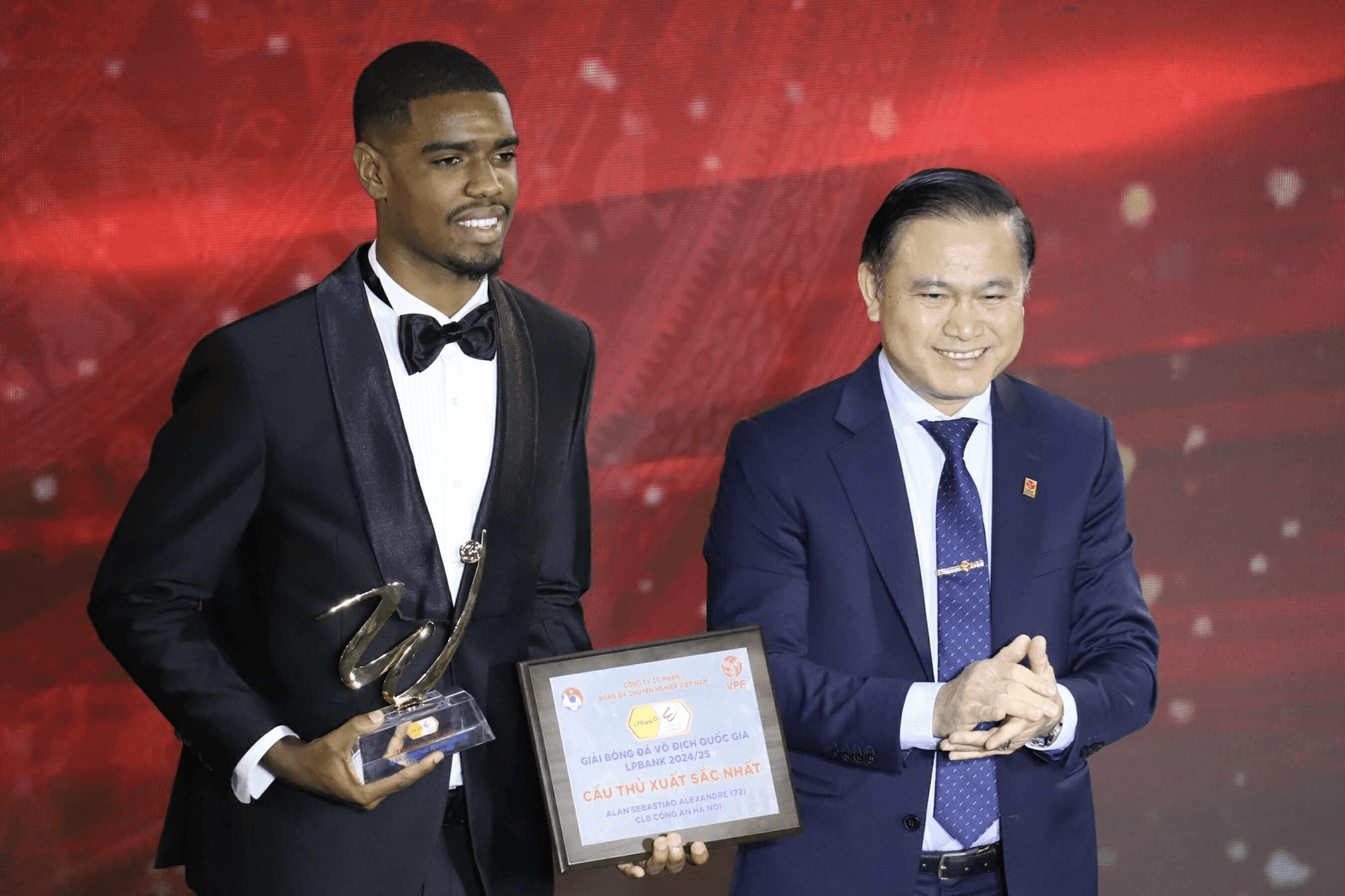 Alan nhận danh hiệu "Cầu thủ xuất sắc nhất" V-League 2024-2025