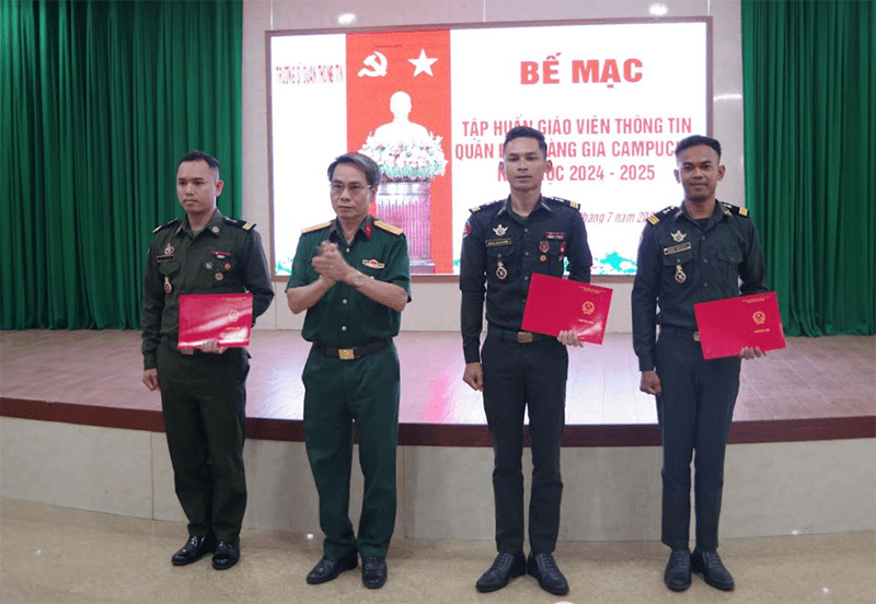Trường Sĩ quan Thông tin bế mạc tập huấn giảng viên thông tin cho Quân đội Hoàng gia Campuchia
