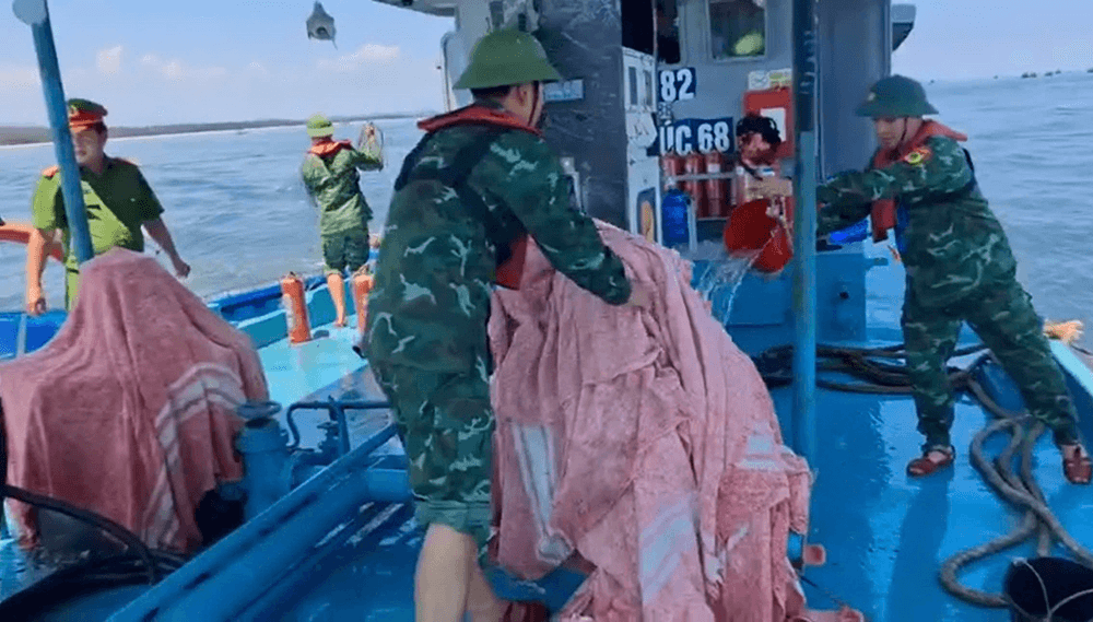 Đồn Biên phòng Trà Cổ kịp thời dập tắt đám cháy trên tàu bán xăng