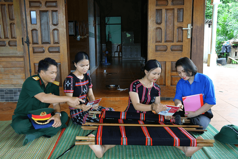 Cô gái Pa Cô xung kích tuyên truyền pháp luật nơi biên giới