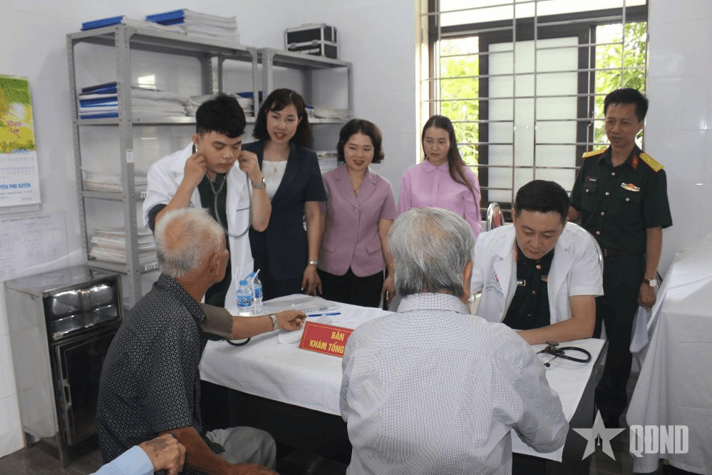 Bệnh viện Trung ương Quân đội 108 khám bệnh, tư vấn sức khỏe cho đối tượng chính sách xã Phú Xuyên