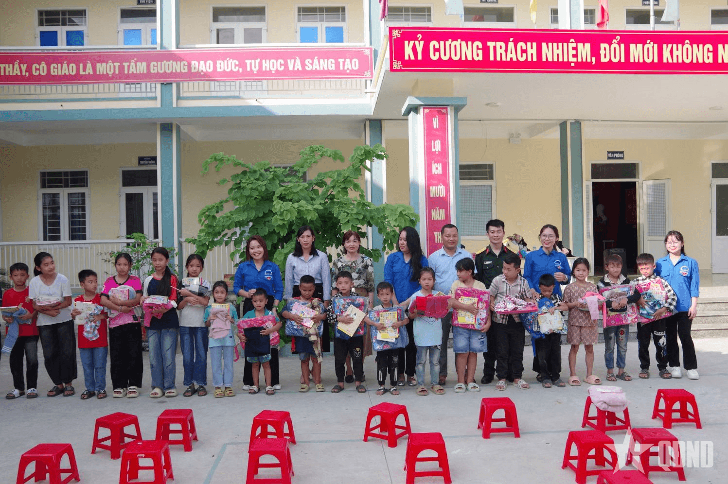 Ươm những mầm xanh nơi biên cương
