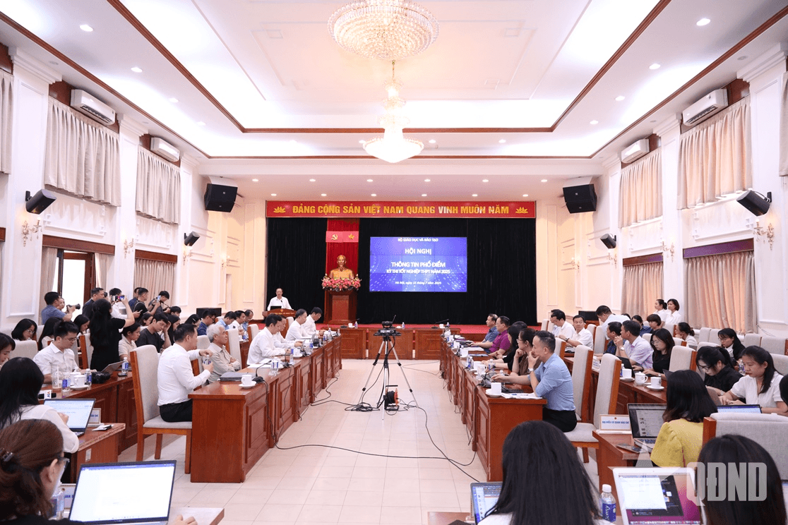 Công bố phổ điểm THPT năm 2025: Ngữ văn không có điểm 10, môn Địa lý có số điểm 10 nhiều nhất