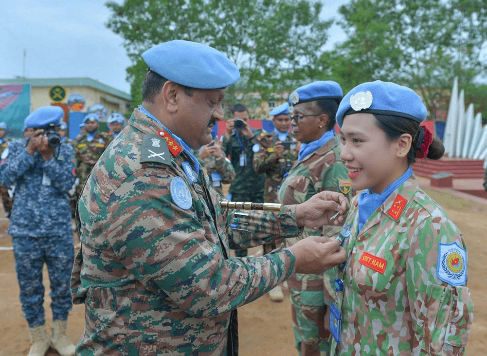 Hành trình nhân ái của nữ sĩ quan mũ nồi xanh