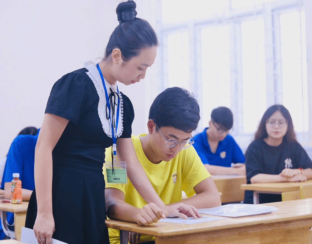 Thí sinh căng thẳng, điểm chuẩn đại học dự kiến giảm