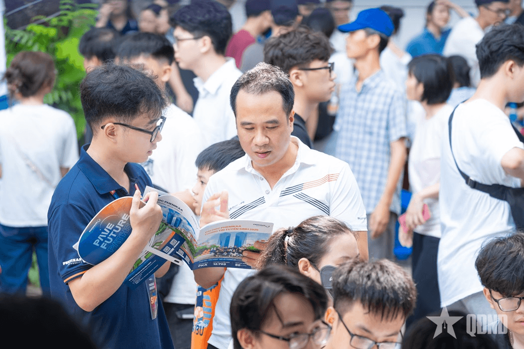 Các chuyên gia tư vấn chọn trường đại học năm 2025